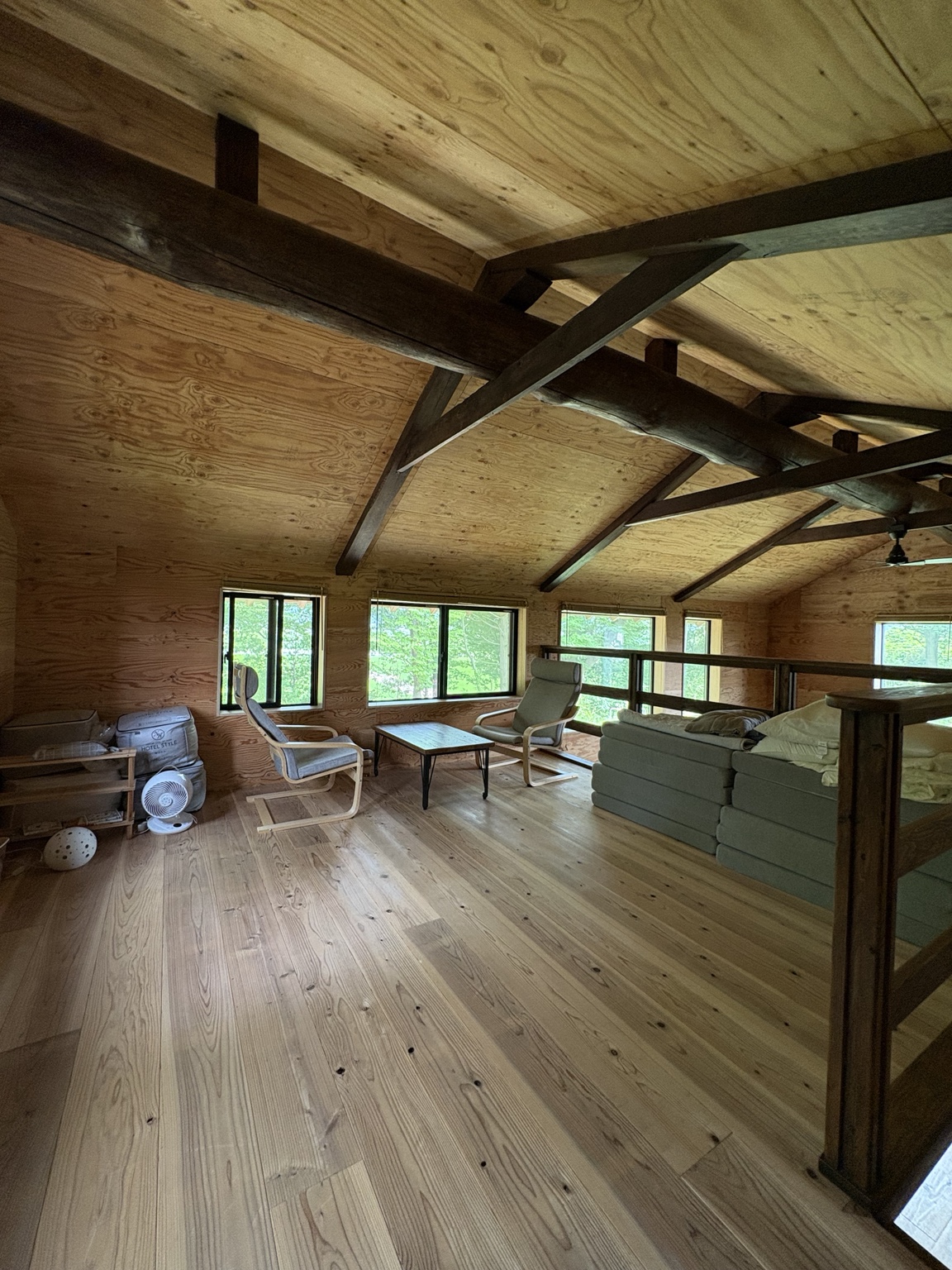 屋根の木組みに包まれるロフト